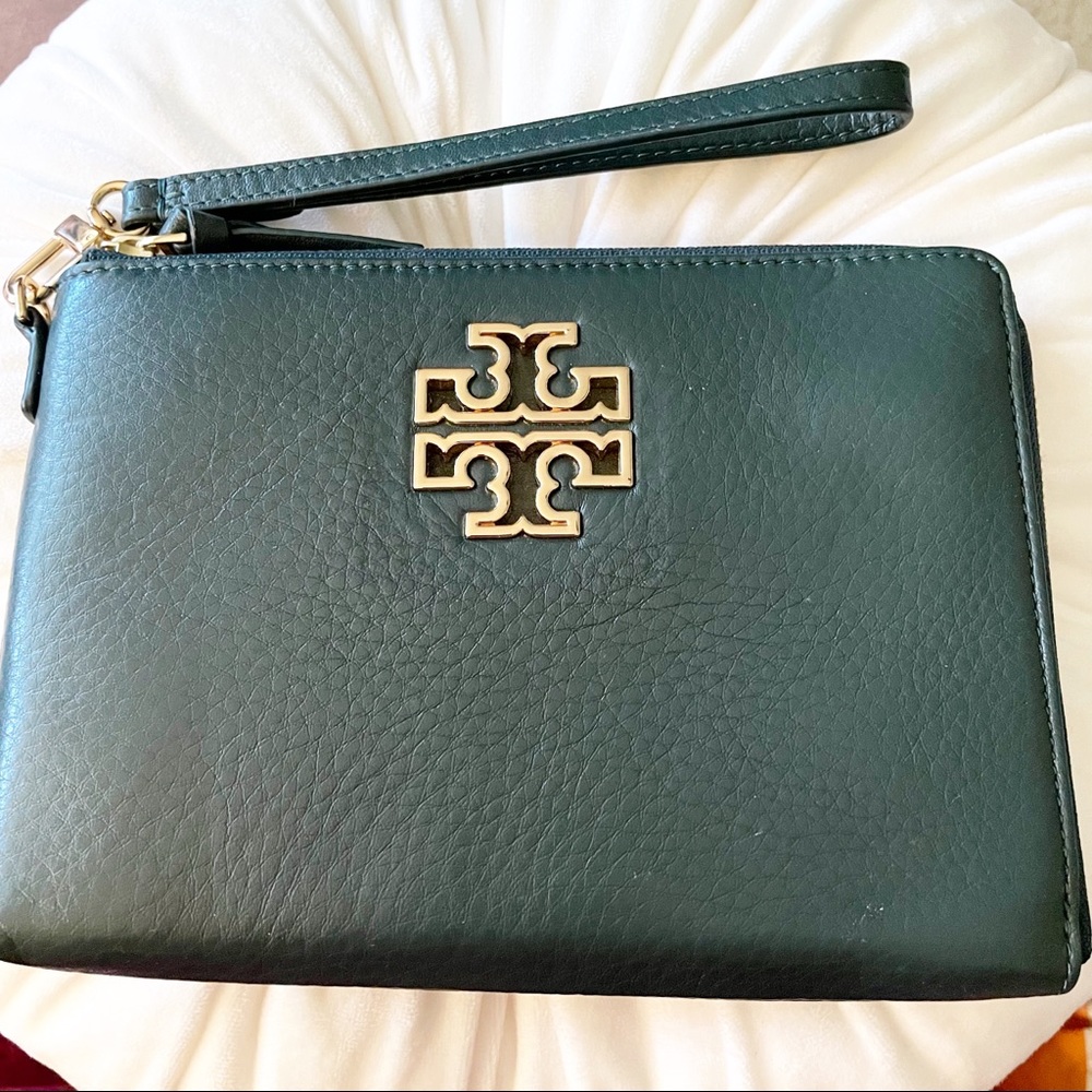 Nwt Tory Burch Britten large zip wristlet pouch in jitney green